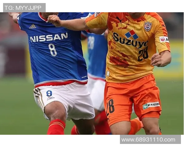 足球明星激情庆祝瞬间握拳举手展现胜利的力量与团结